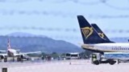Incident grav pe aeroportul Bergamo de lângă Milano. Un bărbat a murit după ce a fost aspirat în motorul unui avion