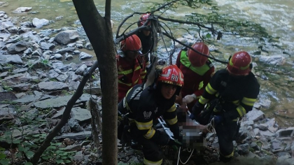 Un bărbat și o femeie, salvați după ce au căzut într-o prăpastie de aproximativ 40 de metri, pe Defileul Jiului