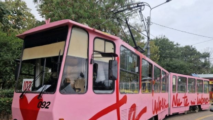 Tramvaiul roz „Te iubesc!” al Andreei Esca circulă prin Ploiești la Artown