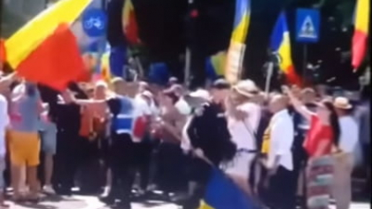 Jandarm acuzat online că a călcat intenționat în picioare drapelul României la protestul din Piața Victoriei. Fake news-ul, demontat de șefii acestuia. "L-a călcat din greşeală" VIDEO