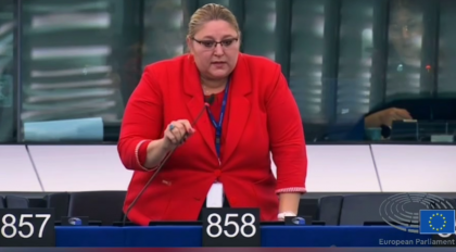 Show în Parlamentul European. Diana Șoșoacă: „La mulți ani, Putin”. Ce a spus despre Ursula von der Leyen