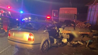 A intrat cu mașina într-o autoplatformă parcată și a murit