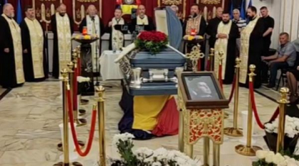 VIDEO Trupul neînsuflețit al lui Mihai Leu a fost depus la Casa de Cultură din Hunedoara. Sute de oameni l-au așteptat și l-au aplaudat