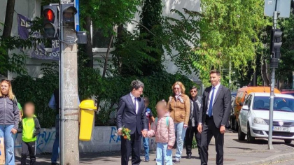 Nicușor Dan, portret de familist. Își duce fetița la școală și după ce a devenit președinte FOTO