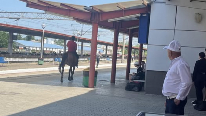 Călăreț în lumina apusului. Bărbat călare fugărit de polițiști pe străzile din Focșani