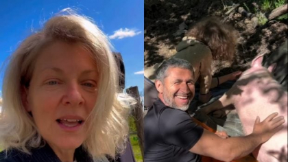 Dragoș Bucur și băiețelul Kadri, surprinși când se joacă cu porcul familiei, în grădina casei. Dana Nălbaru i-a filmat, când a luat o pauză de la sădit răsaduri