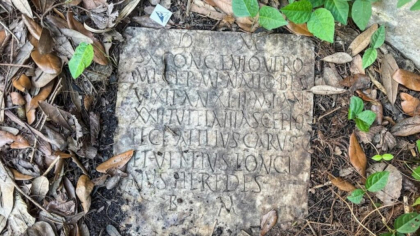 Piatră funerară romană, veche de aproape 2.000 de ani, descoperită într-o curte din SUA. Cum ar fi ajuns acolo