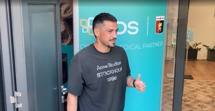 Nicolae Stanciu a trecut vizita medicală la Genoa. A venit la clinică îmbrăcat cu un tricou special