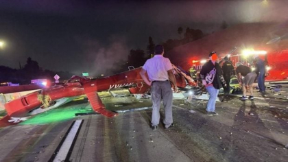 Un elicopter medical s-a prăbușit pe o autostradă din SUA, la scurt timp după decolare. Trei oameni sunt în stare critică