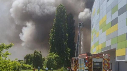 Incendiu puternic în Arad cu degajări mari de fum, fațada unui mall a luat foc. Oamenii din zonă au primit mesaj RO-Alert