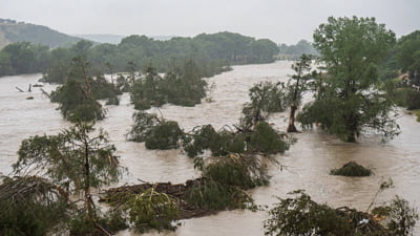 Administrația Trump, acuzată de catastrofa umanitară din Texas. Peste 80 de persoane au murit în inundații, printre care 28 de copii VIDEO