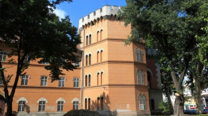Dorel de Timișoara dărâmă istoria: a tras de prelată și a făcut zob statuia de sute de ani de pe Castelul Huniade