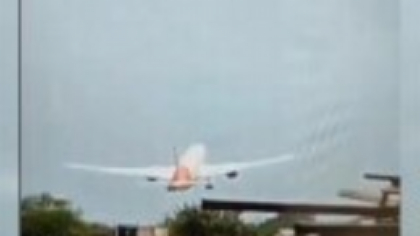 Momentul în care avionul cu 242 de oameni la bord, care zbura la Londra, se prăbușește într-un cartier din India | VIDEO