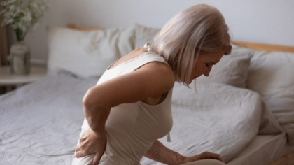 O pensionară a încercat să scape de durerile de spate cu un leac bătrânesc: „Mama mea a mâncat 8 broaște vii”