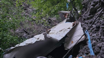 TIR prăbușit 130 de metri, în râpă lângă Sinaia