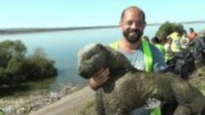 Voluntari au strâns 300 de saci cu gunoaie de pe malul unui lac de acumulare din Bihor. „Să dăm exemplu și copiilor noștri”