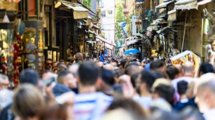 ”Napoli e mort”. Localnicii nu mai au loc în propriile cartiere, totul e un mall în aer liber, centrul a devenit ”o friteuză”