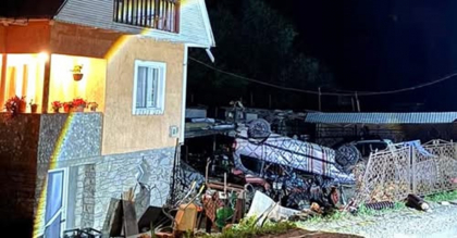 Șase oameni, între care un bebeluș, au fost răniți după ce mașina în care se aflau s-a răsturnat