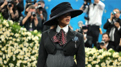Rihanna e însărcinată din nou. Cântăreața și-a dezvăluit burtica la Met Gala