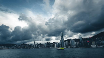 Hong Kong închide şcolile şi suspendă zborurile odată cu apropierea taifunului Wipha