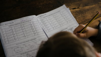 Economistul-șef al OpenAI spune că își învață copiii 4 abilități pentru a-i pregăti pentru o lume dominată de inteligența artificială: "Cred că vor fi bine"