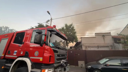 Incendiu violent în Sectorul 2 al Capitalei. Patru case cuprinse de flăcări pe strada Sulfului