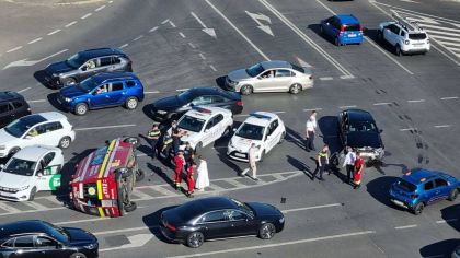 O autospecială SMURD s-a răsturnat în centrul Capitalei. Echipajul era în misiune