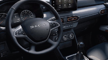 FOTO Dacia Sandero Stepway 2025, surprinsă fără camuflaj înainte de lansarea oficială