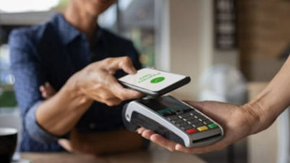 Plățile cu telefonul devin mai rapide. Noul standard NFC 15 mărește distanța și promite mai puține erori