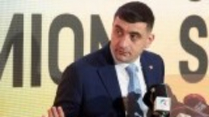 Un avocat vrea să îi reprezinte gratis pe cei care vor să-l dea în judecată pe Simion pentru că a promis case la 35.000 €