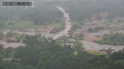 O înregistrare video înfricoșătoare arată cum apa crește rapid în urma inundațiilor din Texas. Cel puțin 82 de morți și zeci de dispăruți