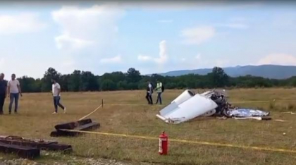 Un avion de mici dimensiuni s-a prăbuşit în judeţul Hunedoara. La bord se aflau doi oameni, dintre care unul a murit