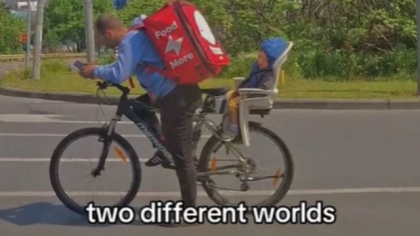 Un livrator pe bicicletă, care merge cu copilul adormit în spate, este căutat de sute de oameni care vor să-l ajute | VIDEO