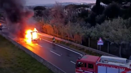 VIDEO Momentul în care o maşină de valori a fost jefuită în Italia. Detaliul incredibil care i-a dat de gol pe bandiţi