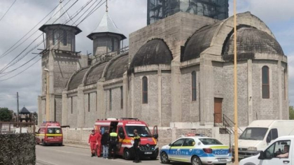 Un băiat de 17 ani a căzut de pe turla unei biserici din Constanța, în timp ce făcea reparații. A fost deschisă anchetă